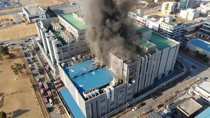 [서울=뉴시스] 21일 오후 3시 충북 청주시 청원구 오창읍 이차전지 제조공장서 화재가 발생했다. (사진=소방청 제공) 2022.01.21. photo@newsis.com *재판매 및 DB 금지