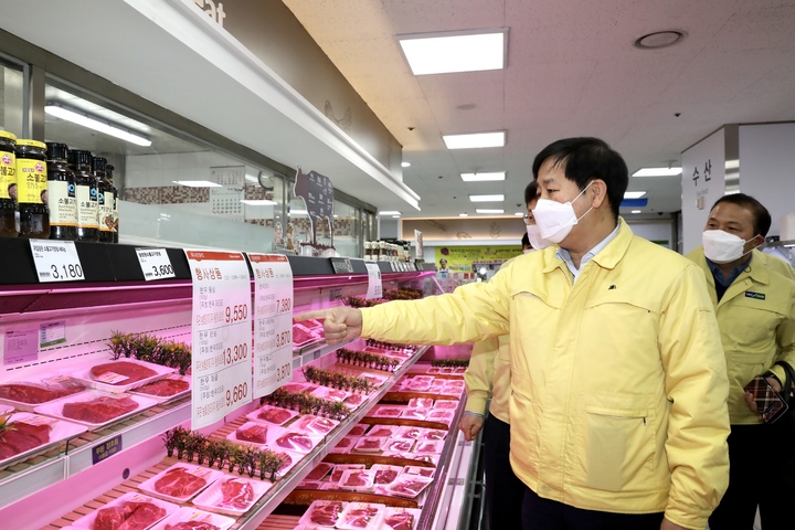 [서울=뉴시스] 조수정 기자 = 구윤철 국무조정실장이설 명절을 앞두고 서울 하나로마트 용산점에서 물가 점검을 하고 있다.  (사진=국무총리실 제공) 2022.01.21. chocrystal@newsis.com *재판매 및 DB 금지