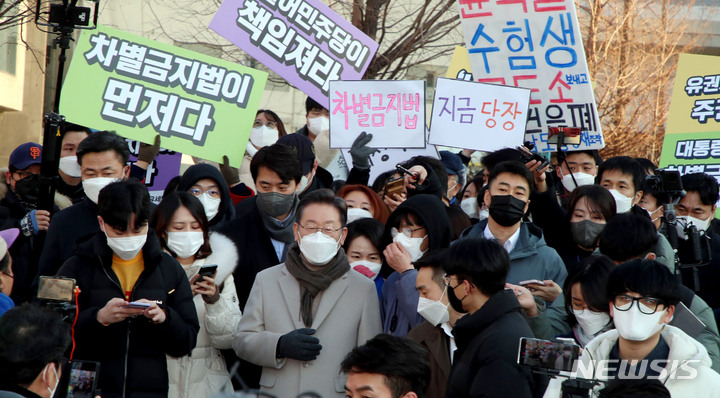 [서울=뉴시스] 국회사진기자단 = 이재명 더불어민주당 대선 후보가 21일 서울 마포구 연남동 거리를 방문해 시민들에게 인사하고 있다. 2022.01.21. photo@newsis.com