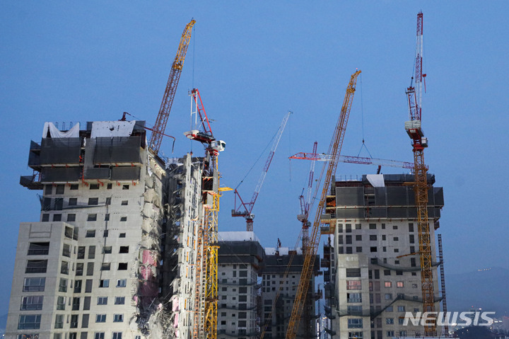[광주=뉴시스] 권창회 기자 = 광주 서구 화정동 HDC현대산업개발 아이파크 아파트 신축공사현장 붕괴 사고 11일째인 21일 오후 붕괴 된 아파트 인근 기울어진 크레인이 철거되고 있다. 당국은 오늘 대형 크레인 2대를 이용해 기울어진 타워크레인을 해체한다. 작업 완료 때까지 타워크레인 반경 79ｍ에 대피령을 내렸다. 2022.01.21. kch0523@newsis.com