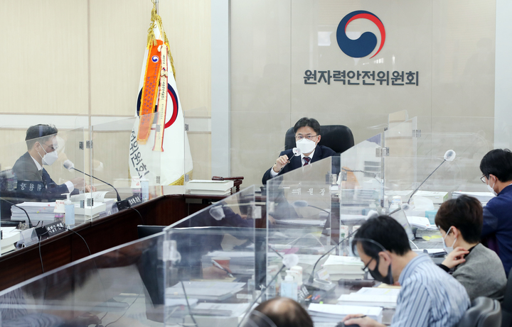 [서울=뉴시스] 조수정 기자 = 유국희 원자력안전위원회 위원장이 21일 원자력안전위원회 대회의실에서 열린 제 152회 원자력안전위원회 회의에 참석해 위원들과 안건에 대해 논의하고 있다. (사진=원자력안전위원회 제공) 2022.01.21. photo@newsis.com *재판매 및 DB 금지