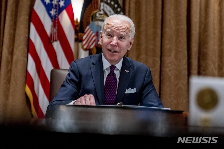 [워싱턴DC(미국)=AP/뉴시스]20일(현지시간) 미국 워싱턴DC의 백악관 사무실에서 조 바이든 대통령이 사회 인프라 법안 논의를 위해 관련 태스크포스 멤버들과 만나고 있다. 2022.01.21.