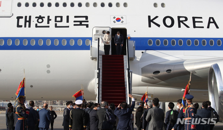 [카이로=뉴시스] 김진아 기자 = 아랍에미리트(UAE), 사우디아라비아, 이집트 등 중동 3개국 순방을 마친 문재인 대통령과 부인 김정숙 여사가 21일(현지시간) 이집트 카이로 국제공항에서 공군 1호기로 올라 환송 인사들에게 인사하고 있다. 2022.01.21. bluesoda@newsis.com