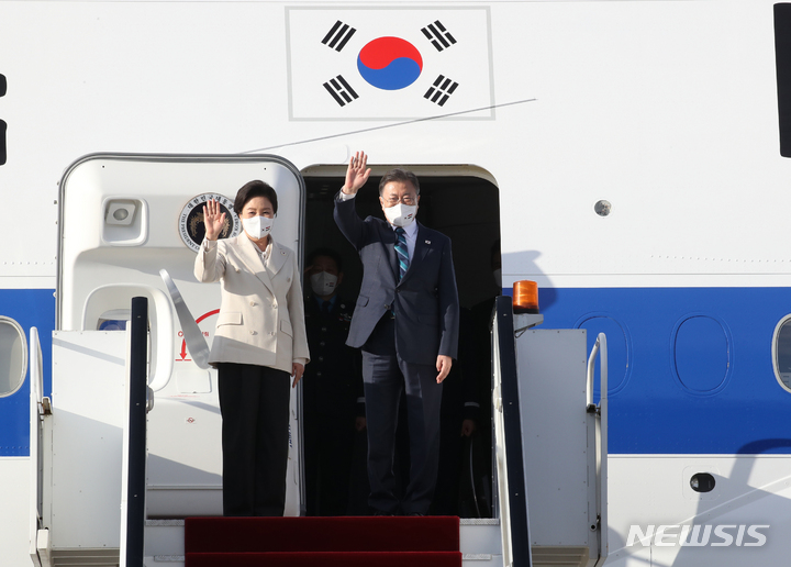 [카이로=뉴시스] 김진아 기자 = 아랍에미리트(UAE), 사우디아라비아, 이집트 등 중동 3개국 순방을 마친 문재인 대통령과 부인 김정숙 여사가 21일(현지시간) 이집트 카이로 국제공항에서 공군 1호기로 올라 환송 인사들에게 손을 들어 인사하고 있다. 2022.01.21. bluesoda@newsis.com