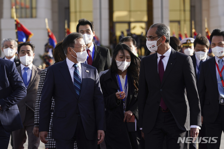 [카이로=뉴시스] 김진아 기자 = 아랍에미리트(UAE), 사우디아라비아, 이집트 등 중동 3개국 순방을 마친 문재인 대통령이 21일(현지시간) 이집트 카이로 국제공항에 도착해 아므르 탈라트 정보통신부 장관의 환송을 받으며 공군 1호기로 이동하고 있다. 2022.01.21. bluesoda@newsis.com