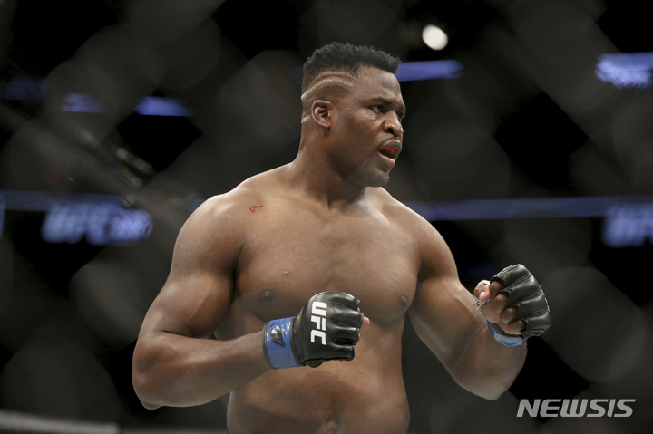 [보스턴=AP/뉴시스] 프란시스 은가누가 지난 2018년 1월 22일 열린 UFC 220 헤비급 타이틀전 직전 옥타곤에 모습을 드러내고 있다. 2022.01.25.