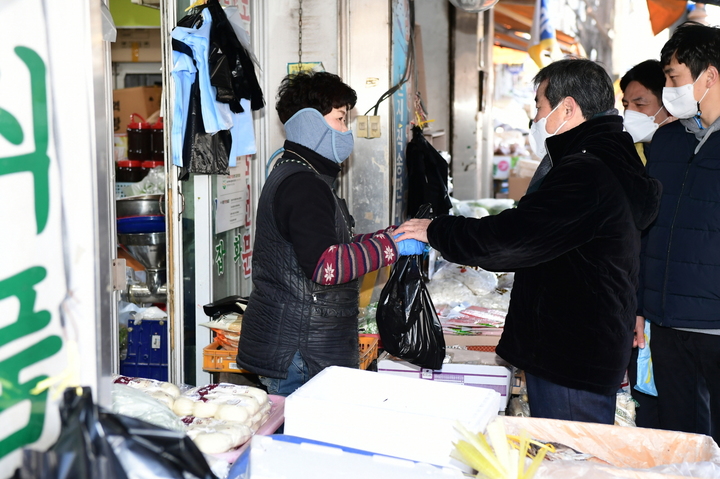 김충섭 김천시장이 전통시장을 찾아 상인들을 격려하고 있다 (사진=김천시 제공) *재판매 및 DB 금지