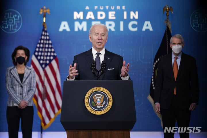 [워싱턴(미국)=AP/뉴시스]조 바이든 미국 대통령이 21일(현지시간) 워싱턴 백악관 아이젠하워 행정부 건물에서 브리핑하고 있다. 2022.01.22