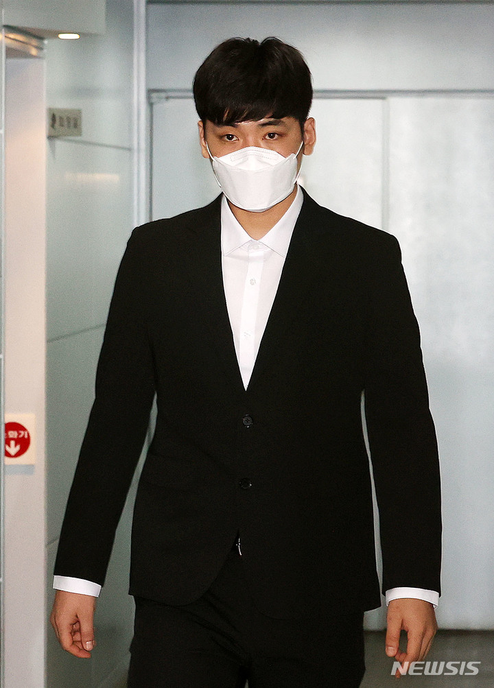 [서울=뉴시스] 홍효식 기자 = 프로농구 서울 삼성 썬더스의 가드 천기범 선수가 22일 오전 서울 강남구 KBL빌딩에서 열리는 음주운전 및 공무집행방해 관련 징계 논의를 위한 재정위원회에 참석하고 있다. 2022.01.22. yesphoto@newsis.com