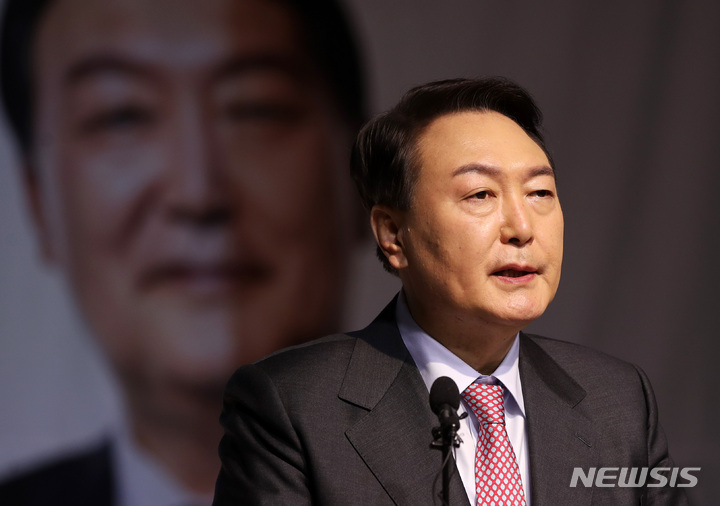 [세종=뉴시스] 전신 기자 = 윤석열 국민의힘 대선 후보가 22일 세종 비오케이아트센터에서 열린 세종 선대위 필승 결의대회에서 연설하고 있다. 2022.01.22. photo1006@newsis.com