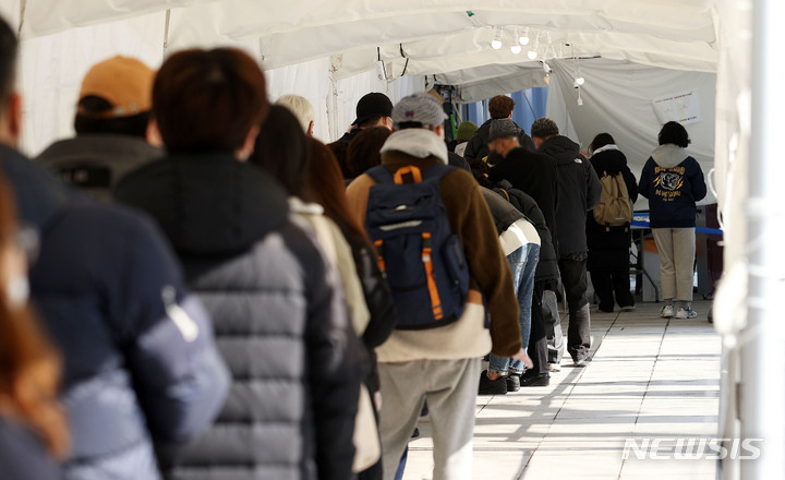 [서울=뉴시스] 홍효식 기자 = 0시 기준 코로나19 신규 확진자가 7,009명으로 집계된 22일 서울 종로구 탑골공원 삼일문 임시선별검사소를 찾은 시민들이 검사를 받기 위해 대기하고 있다. 2022.01.22. yesphoto@newsis.com