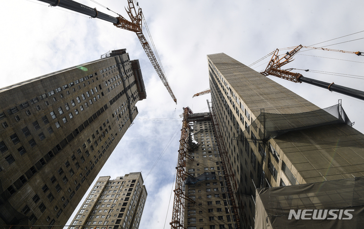 [광주=뉴시스] 권창회 기자 = 광주 서구 화정동 HDC현대산업개발 아이파크 아파트 신축공사현장 붕괴 사고 12일째인 22일 오전 붕괴 된 아파트 현장 외벽이 무너져있다.(공동취재사진) 2022.01.22. photo@newsis.com