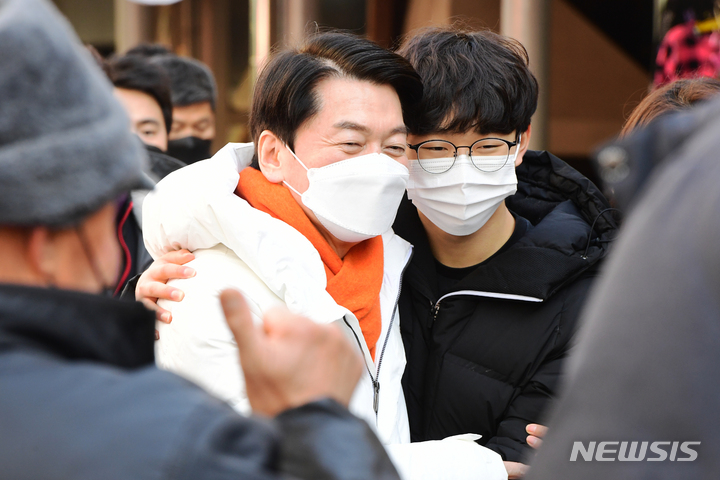 [진주=뉴시스] 차용현 기자 = 22일 오후 경남 진주시 중앙유등시장을 찾은 국민의당 안철수 대선 후보가 지지자와 기념촬영을 하고 있다. 2022.01.22. con@newsis.com