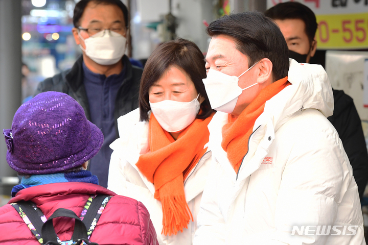 [진주=뉴시스] 차용현 기자 = 22일 오후 국민의당 안철수 대선 후보가 부인 김미경 교수와 함께 경남 진주시 중앙유등시장을 찾아 시민들과 인사를 나누고 있다. 2022.01.22. con@newsis.com