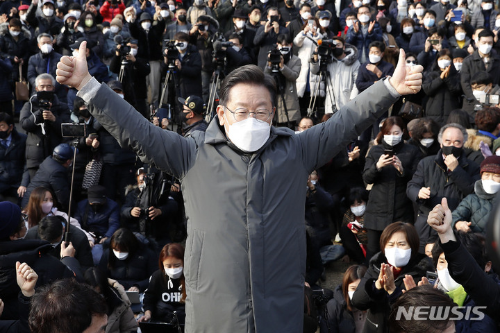 [서울=뉴시스] 최동준 기자 = 이재명 더불어민주당 대선 후보가 22일 서울 송파구 석촌호수 수변무대에서 연설을 마치고 지지를 호소하고 있다. 2022.01.22. photocdj@newsis.com