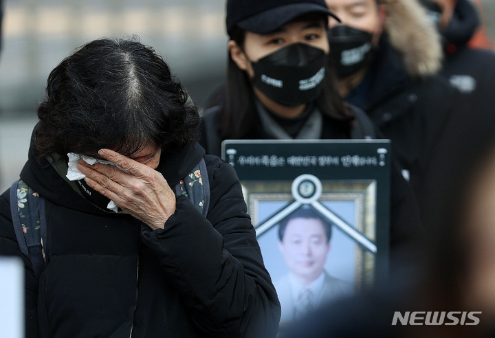 [서울=뉴시스] 홍효식 기자 = 지난 1월22일 오후 서울 중구 청계광장에서 코로나19 백신피해자가족협의회(코백회) 주최로 열린 제10회 백신 희생자 추모식 및 촛불집회에서 한 참석자가 눈물을 훔치고 있다. 2022.01.22. yesphoto@newsis.com