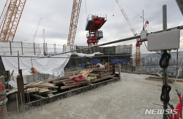 [광주=뉴시스] 류형근 기자 = 광주 서구 화정동 현대산업개발 신축 아파트 붕괴 사고 12일째인 22일 오후 신축 아파트 39층에 공사 자재 등이 놓여 있다. (공동취재사진). photo@newsis.com