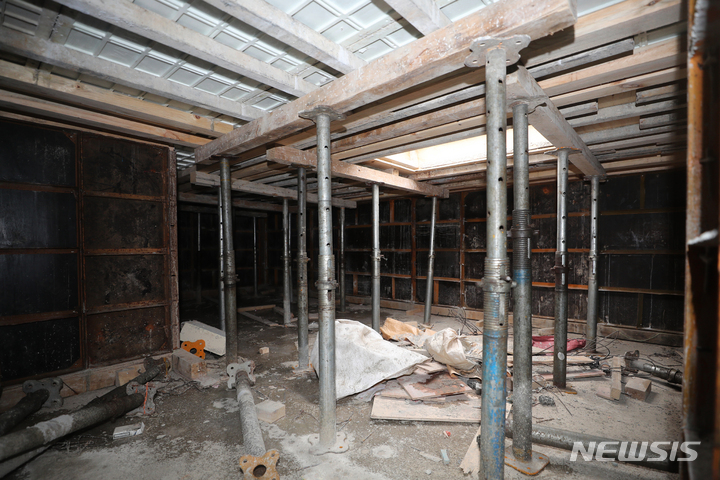 [광주=뉴시스] 류형근 기자 = 광주 서구 화정동 현대산업개발 신축 아파트 붕괴 사고 12일째인 22일 오후 아파트 39층을 받치고 있는 피트층 내부에 기둥이 세워져 있다. (공동취재사진). 2022.01.22. photo@newsis.com