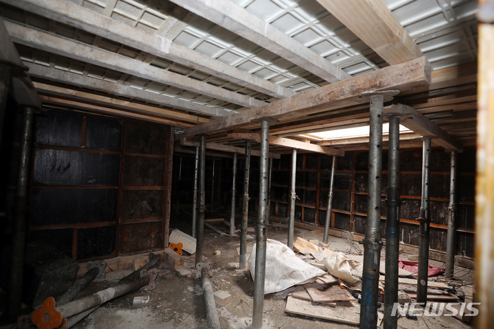 [광주=뉴시스] 류형근 기자 = 광주 서구 화정동 현대산업개발 신축 아파트 붕괴 사고 12일째인 22일 오후 아파트 39층을 받치고 있는 피트층 내부에 기둥이 세워져 있다. (공동취재사진). 2022.01.22. photo@newsis.com