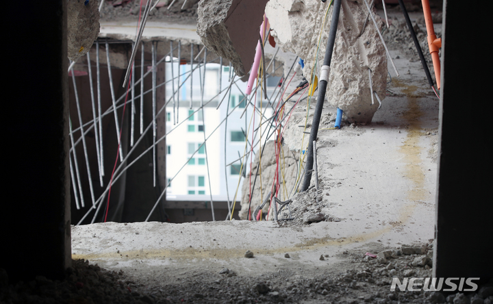 [광주=뉴시스] 류형근 기자 = 광주 서구 화정동 현대산업개발 신축 아파트 붕괴 사고 12일째인 22일 오후 신축 아파트 내부에 콘크리트와 철근, 전선 등의 잔해가 가득하다. (공동취재사진). 2022.01.22. photo@newsis.com