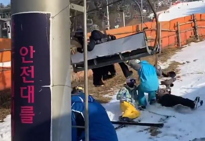 [서울=뉴시스] 고승민 기자 = 22일 오후3시께 경기 포천시 베어스타운 스키장에서 리프트가 역주행하는 사고가 발생, 이용객들이 승하차장에 밀린 리프트에 충돌하기 전 뛰어내리는 등 위험천만한 상황이 발생하고 있다. 다행히 큰 부상자는 없는 것으로 파악됐다. (사진=인스타그램 구본오 씨 영상 캡쳐) 2022.01.22. photo@newsis.com *재판매 및 DB 금지