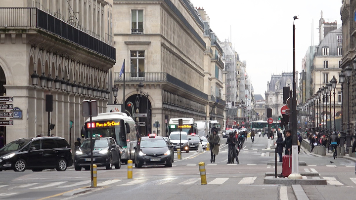 [울산=뉴시스] 구미현 기자 = 울산MBC는 탄소 배출을 줄일 해법을 모색하는 다큐멘터리 지구를 구하는 수송 작전을25일 오후 11시 30분 방송한다. 사진은 루브르 박물관 뒷길. 이 도로는 4차선 가운데 3차선이 자전거 전용도로다. (사진=울산MBC 제공) 2022.01.23. photo@newsis.com *재판매 및 DB 금지