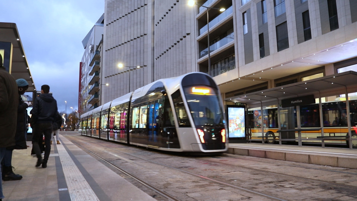 [울산=뉴시스] 구미현 기자 = 울산MBC는 탄소 배출을 줄일 해법을 모색하는 다큐멘터리 지구를 구하는 수송 작전을25일 오후 11시 30분 방송한다. 사진은 룩셈부르크의 트램. (사진=울산MBC 제공) 2022.01.23. photo@newsis.com *재판매 및 DB 금지