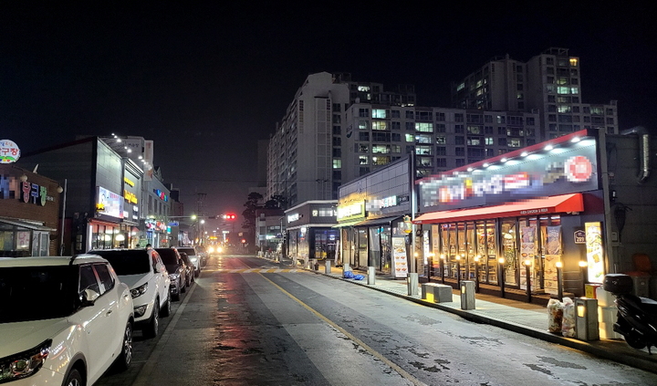 공동주택 및 일반주택과 상업지역이 맞닿아 있는 전북 정읍 상동 '미소거리', 조명환경관리구역이 주거지역과 상업지역의 경계면을 대상으로 일부가 지정된다해도 이곳은 '조명환경관리구역'에 지정돼 규제대상이 될 가능성이 있다. *재판매 및 DB 금지