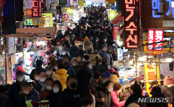 [부산=뉴시스] 하경민 기자 = 1월 23일 부산 부산진구 부전시장이 제수용품 등을 구입하러 나온 시민들로 북적이고 있다. 2022.01.23. yulnetphoto@newsis.com