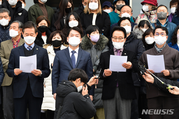 [창원=뉴시스] 차용현 기자 = 23일 오전 국민의당 안철수 대선후보가 경남 창원시 경남도의회 앞에서 경남도의회 김하용 의장과 장규석 제1부의장 등 지지자들과 지지선언 기자회견을 가지고 있다. 2022.01.23. con@newsis.com