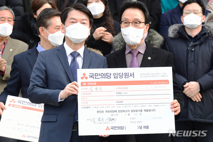 [창원=뉴시스] 차용현 기자 = 23일 오전 국민의당 안철수 대선후보가 경남 창원시 경남도의회 앞에서 경남도의회 김하용 의장의 입당원서를 받고 기념촬영을 하고 있다.2022.01.23. con@newsis.com