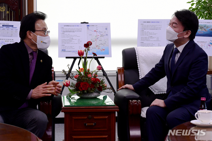 [창원=뉴시스] 차용현 기자 = 23일 오전 국민의당 안철수 대선후보가 경남 창원시 경남도의회를 찾아 김하용 의장과 대화를 나누고 있다. 2022.01.23. con@newsis.com