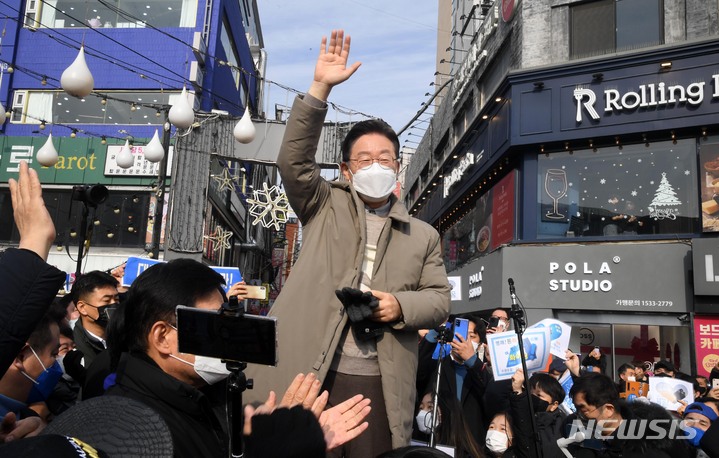 [수원=뉴시스] 국회사진기자단 = 이재명 더불어민주당 대선 후보가 23일 오전 경기 수원시 매산로 테마거리에서 열린 '매타버스' 수원, 민심속으로! 행사에 참석해 지지자들에게 손을 흔들고 있다. 2022.01.23. photo@newsis.com