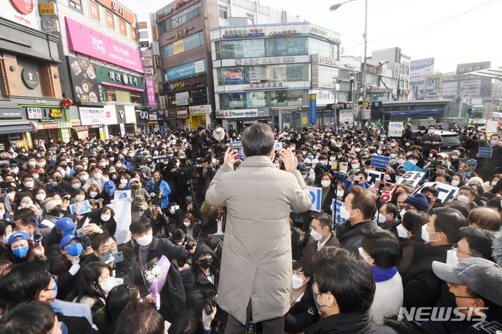 [수원=뉴시스] 국회사진기자단 = 이재명 더불어민주당 대선 후보가 23일 오전 경기 수원시 매산로 테마거리에서 열린 '매타버스' 수원, 민심속으로! 행사에 참석해 연설을 하고 있다. 2022.01.23. photo@newsis.com