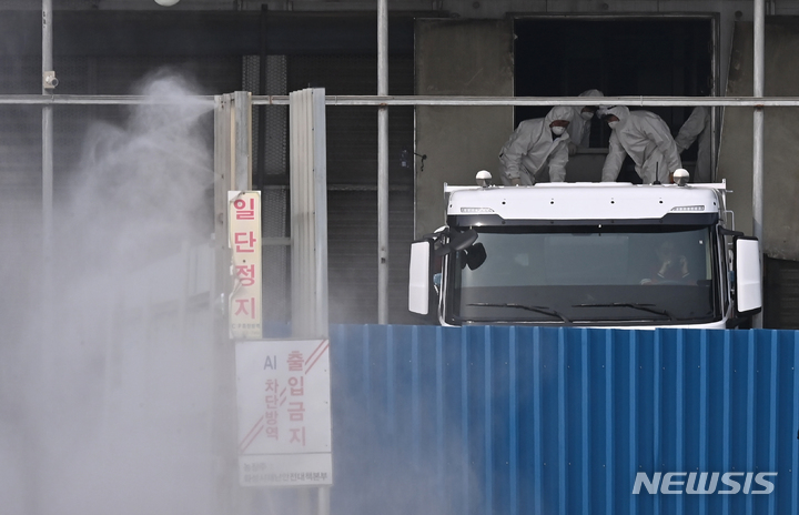 [화성=뉴시스] 김종택기자 = 고병원성 조류인플루엔자(AI) 발생 가금농장. 2022.01.23. jtk@newsis.com