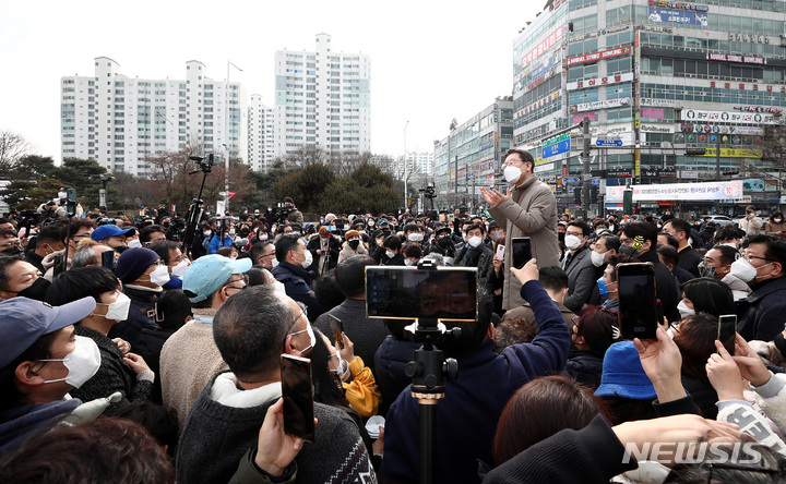 [오산=뉴시스] 국회사진기자단 = 이재명 더불어민주당 대선 후보가 23일 오전 경기 오산시 오산버드파크 앞 광장에서 열린 '매타버스' 오산, 민심 속으로! 행사에서 시민들에게 연설을 하고 있다. 2022.01.23. photo@newsis.com