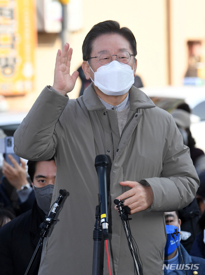 [평택=뉴시스] 국회사진기자단 = 이재명 더불어민주당 대선 후보가 23일 경기 평택시 평택역광장에서 열린 '매타버스' 평택, 민심 속으로! 행사에서 시민들과 만나 연설을 하고 있다. 2022.01.23. photo@newsis.com