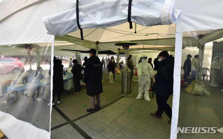 [대구=뉴시스] 이무열 기자 = 오미크론 변이 확산세가 여전한 가운데 코로나19 신규 확진자가 7,630명으로 집계된 23일 오후 대구 중구 국채보상운동기념공원 임시선별검사소에서 시민들이 코로나19 진단검사를 받기 위해 순서를 기다리고 있다. 2022.01.23. lmy@newsis.com
