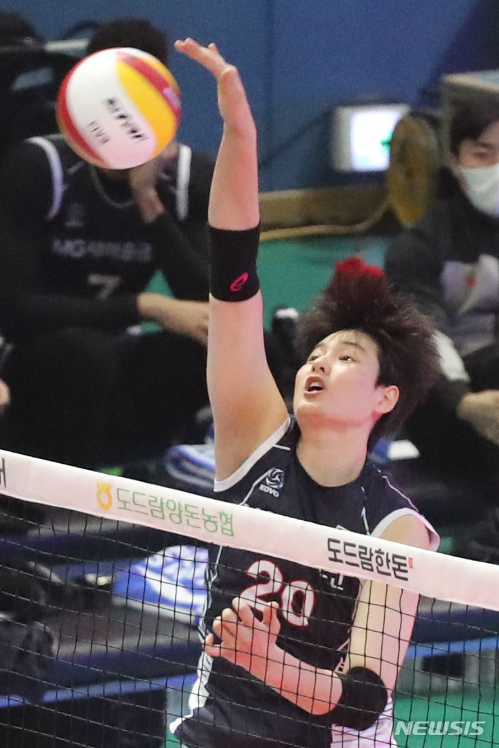 [광주=뉴시스] 권창회 기자 = 23일 오후 광주 서구 염주종합체육관에서 열린 '도드람 2021-2022 V리그 올스타전'에서 김희진이 스파이크를 하고 있다. 2022.01.23. kch0523@newsis.com