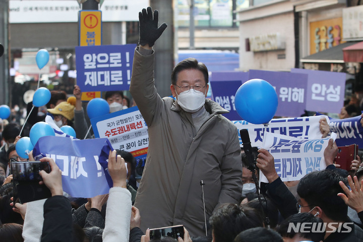 [안성=뉴시스] 국회사진기자단 = 이재명 더불어민주당 대선 후보가 23일 경기 안성시 명동거리에서 열린 '매타버스' 안성, 민심 속으로! 행사에서 시민들에게 연설을 하고 있다. 2022.01.23. photo@newsis.com