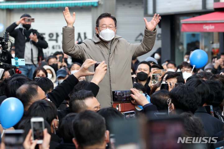 [안성=뉴시스] 국회사진기자단 = 이재명 더불어민주당 대선 후보가 23일 경기 안성시 명동거리에서 열린 '매타버스' 안성, 민심 속으로! 행사에서 시민들에게 연설을 하고 있다. 2022.01.23. photo@newsis.com