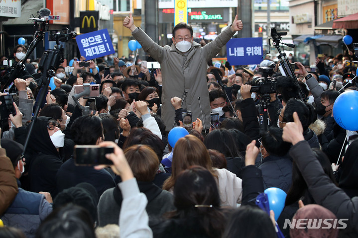 [안성=뉴시스] 국회사진기자단 = 이재명 더불어민주당 대선 후보가 23일 경기 안성시 명동거리에서 열린 '매타버스' 안성, 민심 속으로! 행사에서 시민들에게 연설을 하고 있다. 2022.01.23. photo@newsis.com