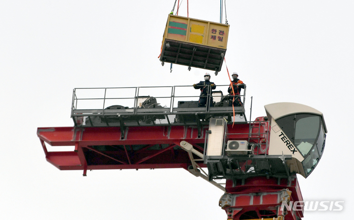 [광주=뉴시스] 류형근 기자 = 광주 서구 화정동 현대산업개발 신축 아파트 붕괴 사고 13일째인 23일 오후 타워 크레인 운전석에서 작업자들이 작업을 하고 있다. 2022.01.23. hgryu77@newsis.com