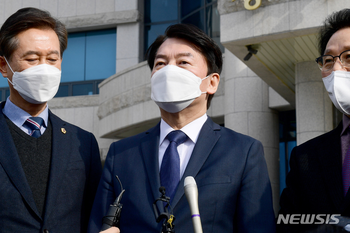 [창원=뉴시스] 차용현 기자 = 23일 오전 국민의당 안철수 대선후보가 경남 창원시 경남도의회 앞에서 경남도의회 김하용 의장과 장규석 제1부의장 등과 기자회견을 하고 있다. 2022.01.23. con@newsis.com