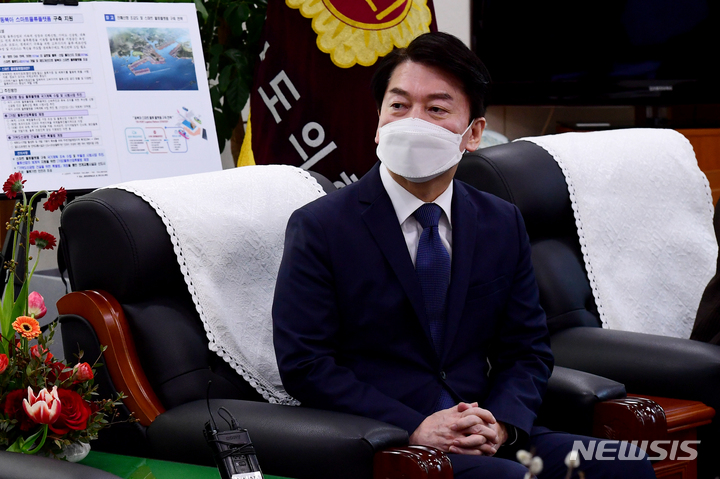 [창원=뉴시스] 차용현 기자 = 23일 오전 국민의당 안철수 대선후보가 경남 창원시 경남도의회를 찾아 의장단과 대화를 나누고 있다. 2022.01.23. con@newsis.com