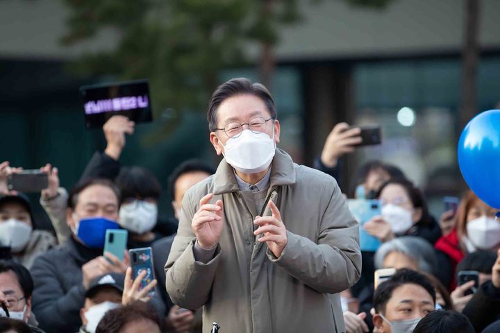 [서울=뉴시스] 김선웅 기자 = 이재명 더불어민주당 대선 후보가 23일 오후 경기 화성시 동탄중앙어울림센터 앞 광장에서 열린 '매타버스' 화성, 민심 속으로! 행사에서 화성 시민들에게 연설을 하고 있다. (사진=이재명 후보 캠프 제공) 2022.01.23. photo@newsis.com *재판매 및 DB 금지