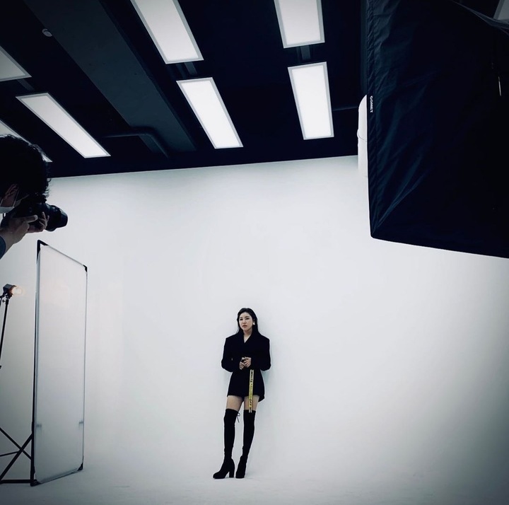 [서울=뉴시스] 송가인, 올블랙 의상으로 섹시美·독보적 비율 뽐냈다…"역시 트롯 여신" 2022.01.24 (사진=송가인 sns 제공) photo@newsis.com*재판매 및 DB 금지 *재판매 및 DB 금지