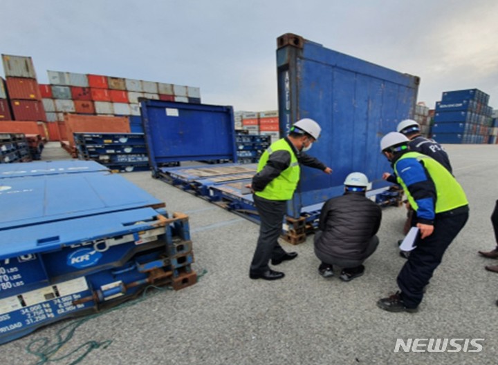[서울=뉴시스] 컨테이너 안전점검.