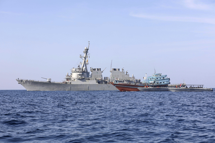 [오만만=AP/뉴시스] 2022년 1월21일 오만만에서 USS 콜(Cole)함이 무국적 어선 통제권을 예멘 해안경비대에 이양하고 있다. 2022.01.24. *재판매 및 DB 금지