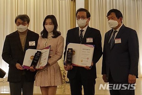 [창원=뉴시스] 마산대학교 석점덕(오른쪽 두 번째) 명예교수가 지난 20일 서울 리버사이드 호텔에서 열린 대한민국지식경영대상조직위원회 주최 '제9회 대한민국 지식경영대상' 시상식에서 연예예술문화부문 대상을 수상한 후 기념촬영을 하고 있다.(사진=마산대학교 제공)2022.01.24. photo@newsis.com